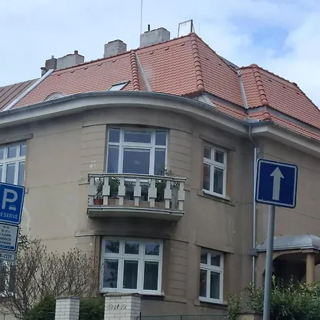 Sweet Kobylisy Apartment *