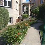 Sweet Kobylisy Apartman *